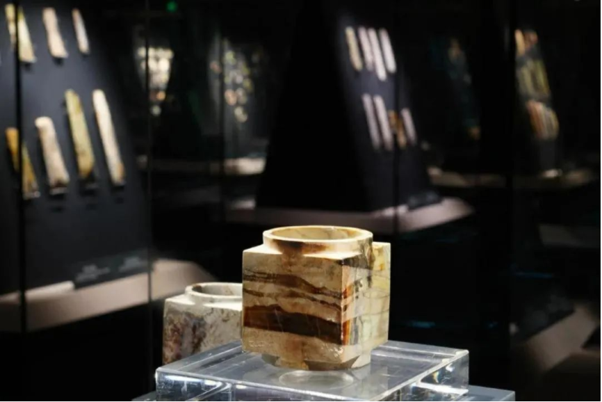 看到這張照片，你是不是以為玉琮在“裸展”？沒錯(cuò)，確實(shí)像。但它真的沒有裸展