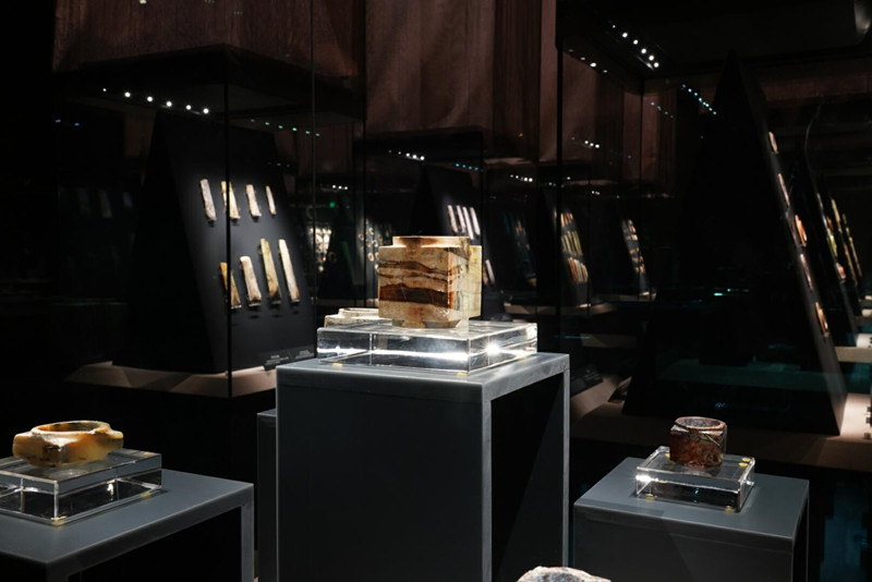 玉石展柜區(qū)，因?yàn)榈头床ＡУ募映?，更顯通透